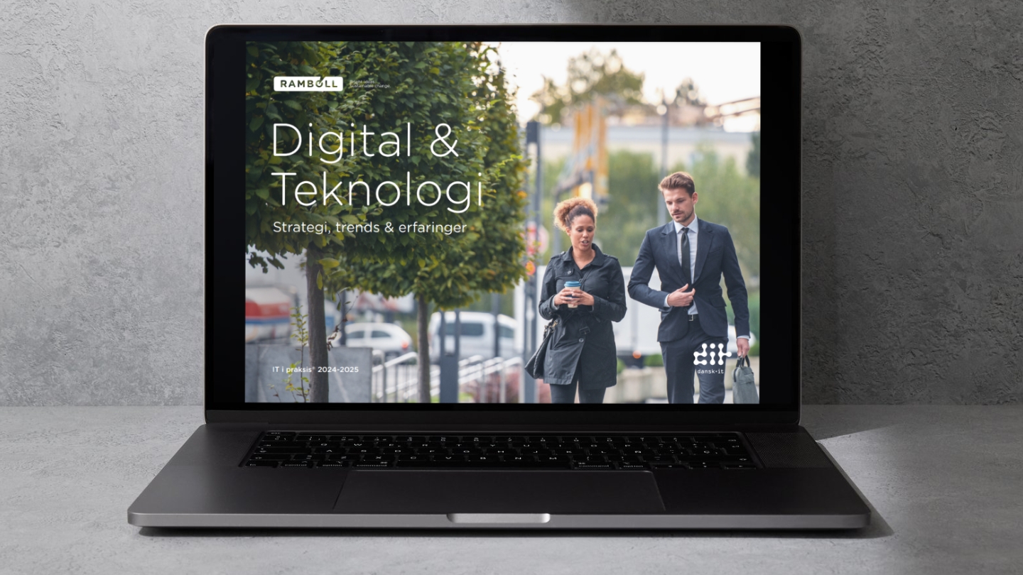 IT i praksis 2024-25 rapportens forside. tekst: Digital & Teknologi, strategi, trends & erfaringer. Billede: Mand og kvinde i formelt tøj. Rapportens digitaleforside ses på en tændt pc 